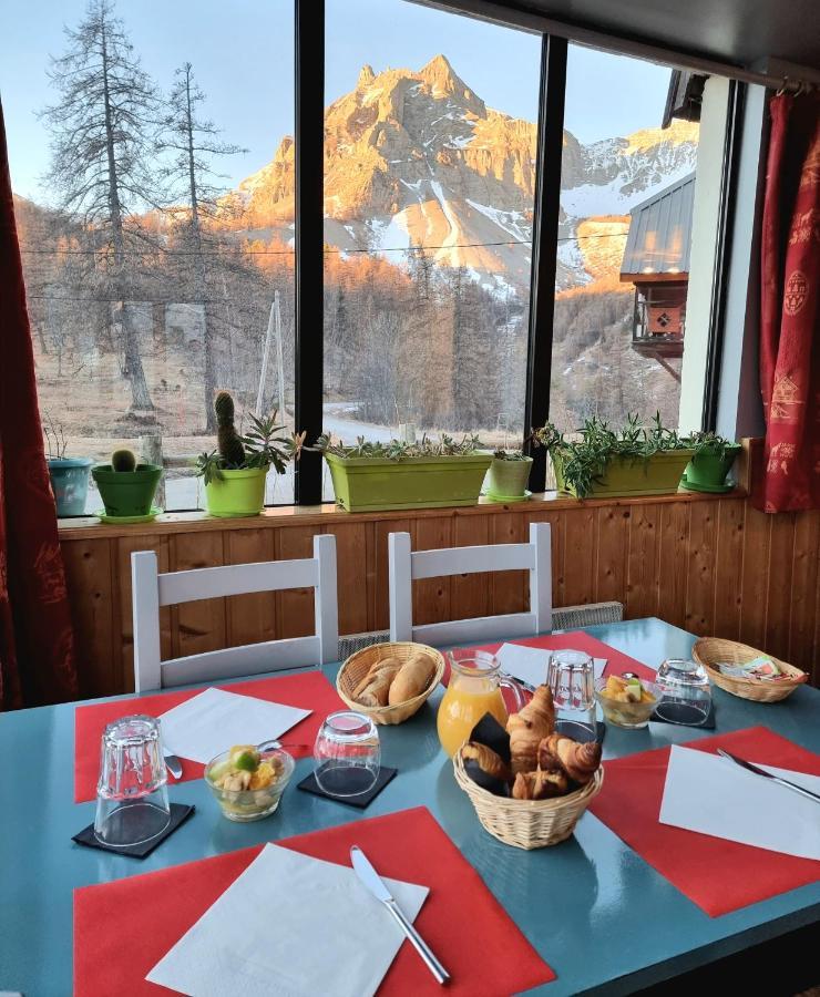 ホテル Auberge Des Aiguilles Entraunes エクステリア 写真